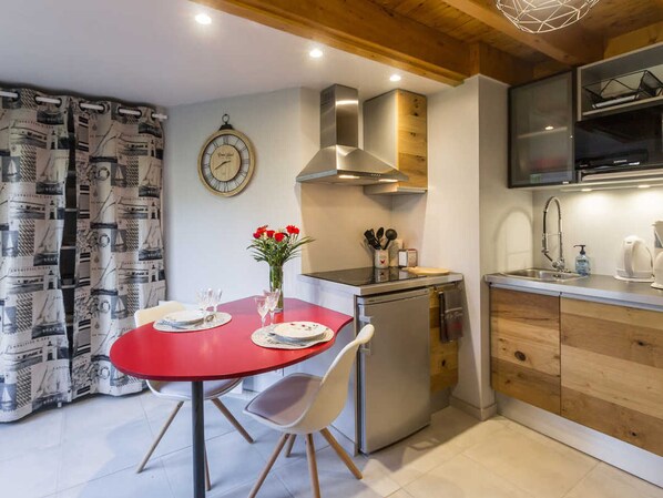 Fridge, microwave, dishwasher, coffee/tea maker