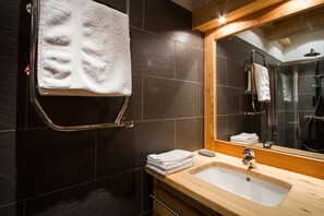 Dusche, Haartrockner, Handtücher, Toilettenpapier