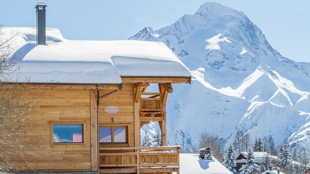 A wooden chalet with a balcony, a chimney, and a sign reading "Chalet l'Alpaga". - Wonderful chalet, 50 m from the slopes (Les Deux-Alpes)