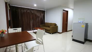 Habitación familiar, 2 camas dobles, no fumadores | Zona de estar | Una televisión LCD