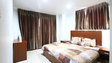 Family Room, 2 Double Beds, Non Smoking | Blackout drapes, free WiFi