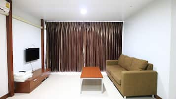 Habitación familiar, 2 camas dobles, no fumadores | Zona de estar | Una televisión LCD