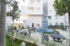 Outdoor dining - Elite Palace (Tirane)