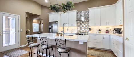 Een koelkast, een microgolfoven, een oven, een kookplaat