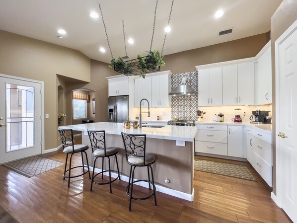 ثلاجة، ميكروويف، فرن، موقد طهي مسطح