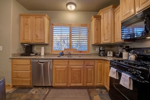 Fridge, microwave, stovetop, dishwasher