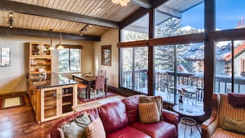 Flat-screen TV, fireplace