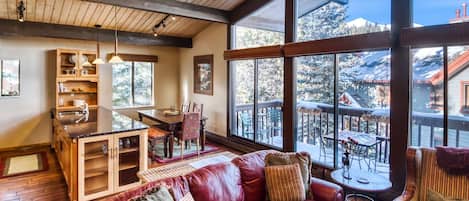 TV a schermo piatto, caminetto