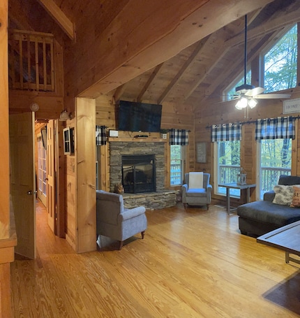 Smart TV, fireplace, DVD player, books. Spacious Cabin Surrounded by Nature w/ Pool Table & Firepit