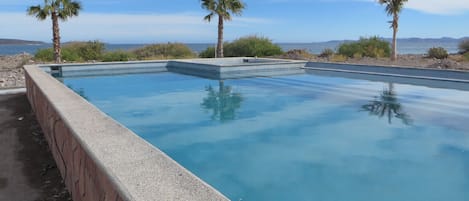 Una piscina al aire libre, una piscina climatizada