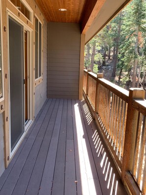 Terrace/patio - 5 Star Luxury, Stunning, LARGE 3 Bedroom, Walk to CANYON Lodge Chairlift Sleep 8 (Mammoth Lakes)