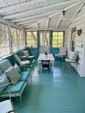 Interior - Romantic vintage Log Cabin Retreat (Hot Springs National Park)