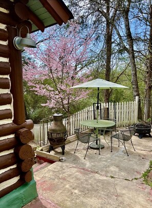 Outdoor dining - Romantic vintage Log Cabin Retreat (Hot Springs National Park)