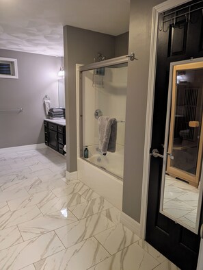 Shower, jetted bath, hair dryer, towels