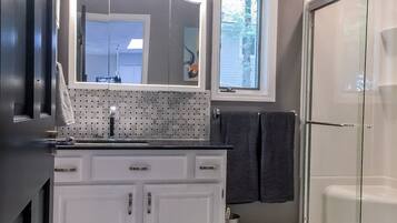 Shower, jetted bath, hair dryer, towels