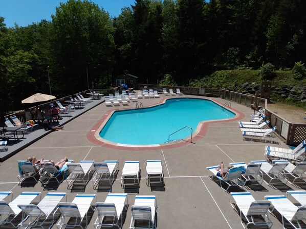 Alberca techada y alberca al aire libre