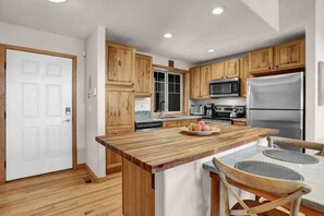 Køleskab, mikrobølgeovn, ovn, kogeplade