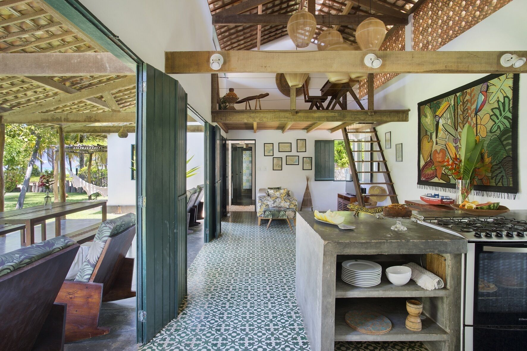 Réfrigérateur, un four, surface de cuisson, cafetière-théière