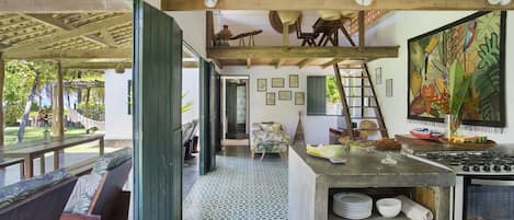 Réfrigérateur, un four, surface de cuisson, cafetiÚre-théiÚre