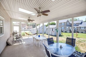 Outdoor dining - A lovely 4 Bedroom/2 Bath Vacation Home in a quiet location on Chincoteague Isla (Chincoteague Island)