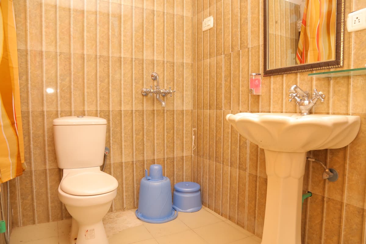 Deluxe Room, 1 Double Bed, Non Smoking | Bathroom