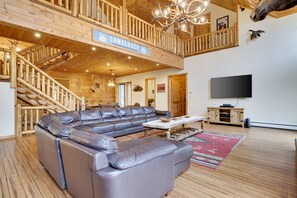 Una Smart TV, una chimenea, un reproductor de DVD, libros