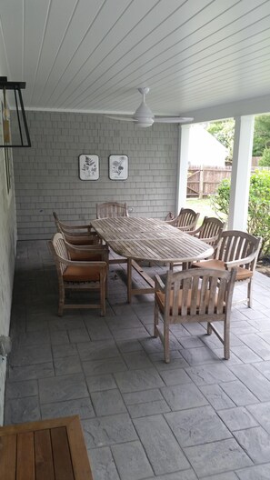 屋外ダイニングエリア