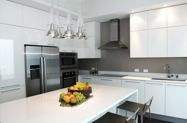 Réfrigérateur, four à micro-ondes, un four, surface de cuisson
