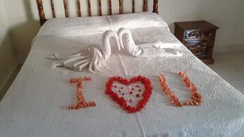 Basic Room, 1 Queen Bed, Non Smoking | Rollaway beds, free WiFi, bed sheets