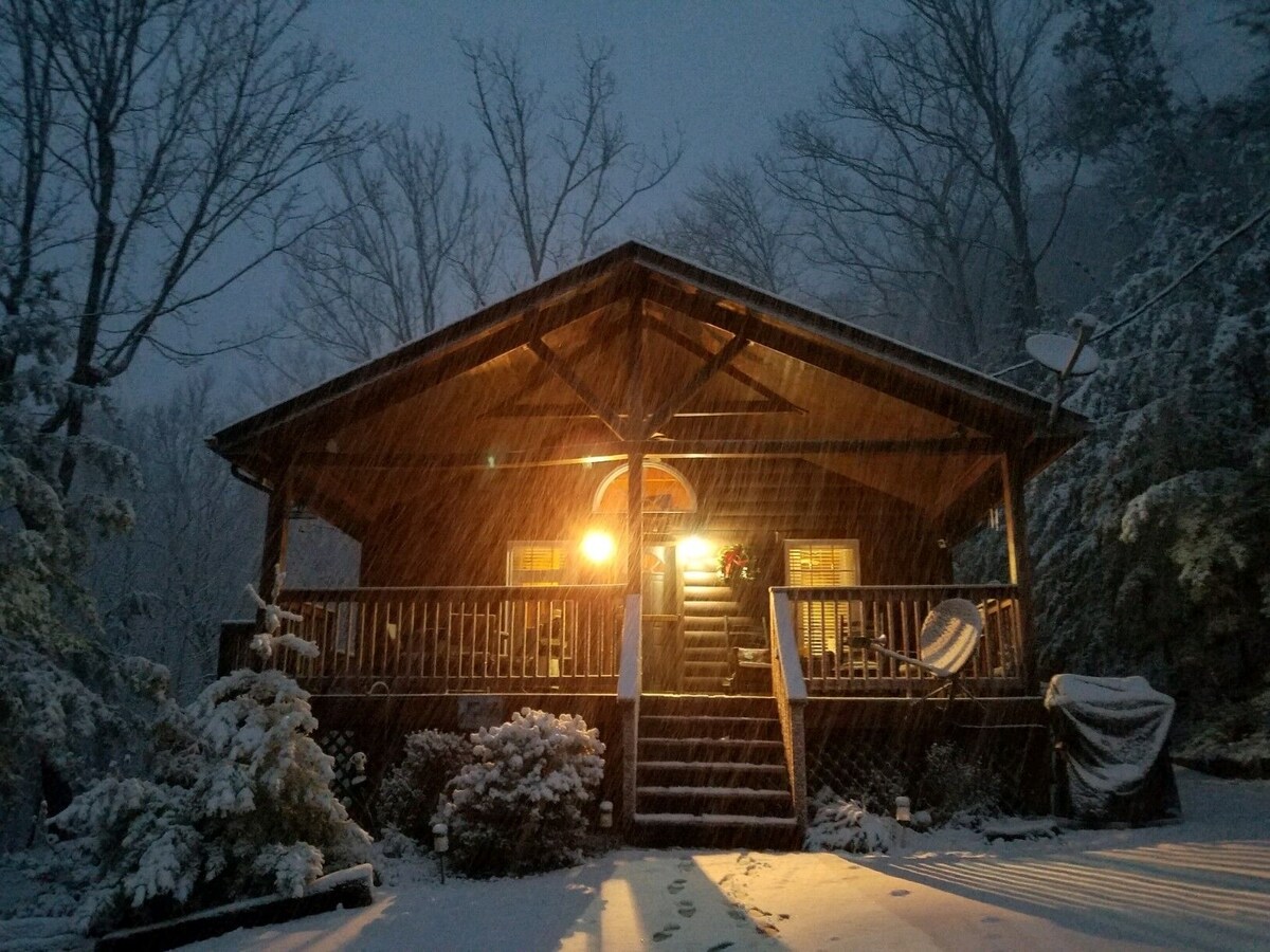 Mama Bear - Beautiful Cabin near Gatlinburg & Pigeon Forge - Pet Friendly