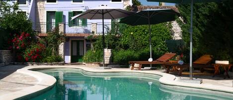 Alberca al aire libre y alberca climatizada