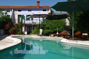 حمّام سباحة خارجي، حمّام سباحة مُدفَّأ