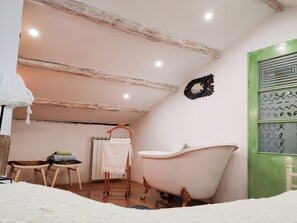 7 soverom, skrivebord, strykejern/-brett og reiseseng for barn