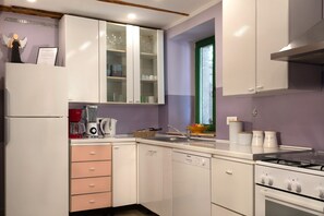 ثلاجة، فرن، موقد طهي مسطح، غسالة أطباق