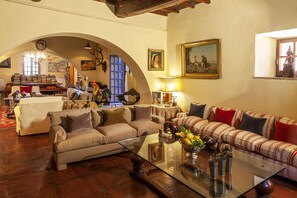 Een televisie, een open haard, een dvd-speler en tafelvoetbal