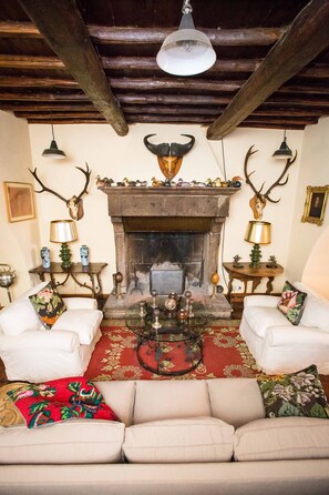 Een televisie, een open haard, een dvd-speler en tafelvoetbal