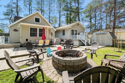 Slack Tide is a wonderful 3 Bedroom/2 Bath Pet-Friendly Vacation Home on Chincot