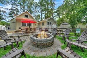 Outdoor dining - Slack Tide is a wonderful 3 Bedroom/2 Bath Pet-Friendly Vacation Home on Chincot (Chincoteague Island)