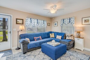 Flat-screen TV, DVD player, books - Slack Tide is a wonderful 3 Bedroom/2 Bath Pet-Friendly Vacation Home on Chincot (Chincoteague Island)