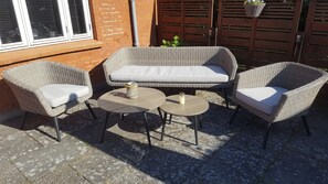 Terrace/patio - Cozy old house in Struer-near fjord, beach, island of Venoe and forrest (Struer)