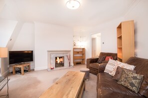 Smart-TV, Kamin, DVD-Player, Bücher