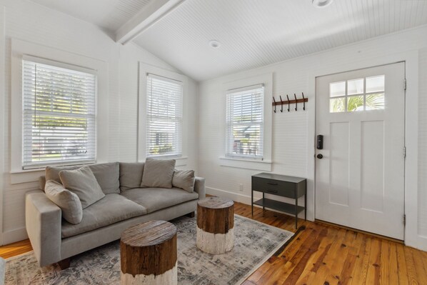 TV - Stanton Apt D / Historic retreat 1 block to beach (Saint Simons Island)