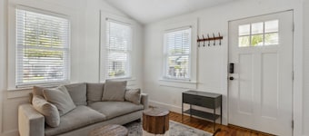 Stanton Apt D / Historic retreat 1 block to beach