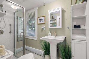 Shower, hair dryer, towels - Steps to Commercial St Walk to Beach! (Provincetown)