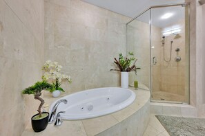 Dusche, Whirlpool, Handtücher