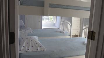 3 slaapkamers, een strijkplank/strijkijzer, wifi