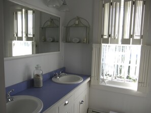 A bathroom with two sinks, a large mirror, and a window with blinds. - SALT WATER MAINE COTTAGE WITH DOCK - MINUTES TO BOTANICAL GARDENS (Boothbay)