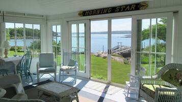 Tv, dvd-spelare, böcker och en stereo