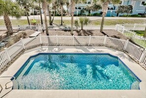 恒温泳池，日光浴躺椅