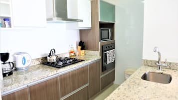Refrigerador, microondas, horno y parrilla de estufa